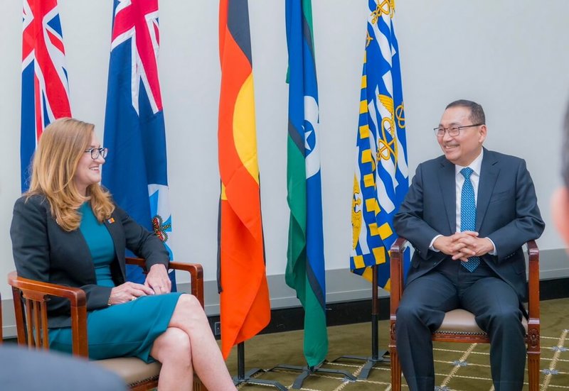 新北市長侯友宜（右）近日率團訪問澳洲，18日與布里斯本議長藍德斯（Sandy Landers）（左）會面，雙方交流長照政策。（新北市政府提供）中央社記者黃旭昇傳真　115年3月19日