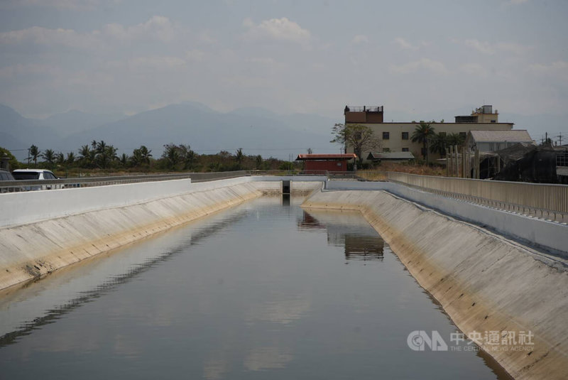 屏東縣東港鎮大潭社區排水改善工程一工區，除了在社區道路下增設537公尺雨水下水道外，巧妙利用舊鐵道用地，打造6000立方公尺雨水調節池，預計可大幅提升社區防洪韌性。中央社記者黃郁菁攝　115年3月19日