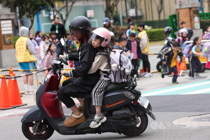 外籍幫傭申請條件將放寬，自4月13日起，只要家有未滿12歲孩童即可申請外籍幫傭，每月須繳納就業安定費新台幣5000元，另對家有罕兒或是3名未滿12歲兒童等特殊需求家庭，就安費降為2000元。圖為新北市蘆洲區家長19日騎著機車到校接送孩童。中央社記者吳家昇攝　115年3月19日