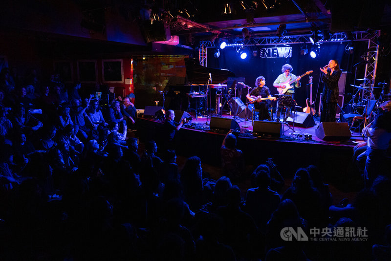 為向戰爭受難者致意，日前在巴黎舉行「為了伊朗」籌款音樂會。敘利亞歌手阿迪巴（圖右1）以一首搖籃曲，向痛失子女、在棺木旁舞蹈的伊朗母親致意。台上與台下觀眾輕聲合唱，場面動人。中央社記者李若韻巴黎攝 115年3月19日