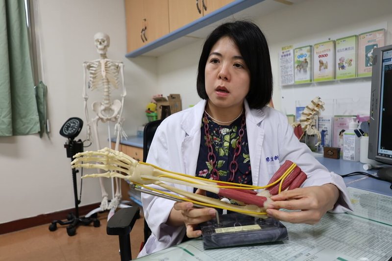 巫男右手肘感覺刺痛，只要用力握掌、轉門把等，手肘內側都會抽痛，經診斷為高爾夫球肘；醫師指出，高爾夫球肘初期只有隱約痠痛，嚴重時會有手麻、抓握無力或肌腱撕裂症狀。（彰化醫院提供）中央社記者吳哲豪傳真　115年3月19日