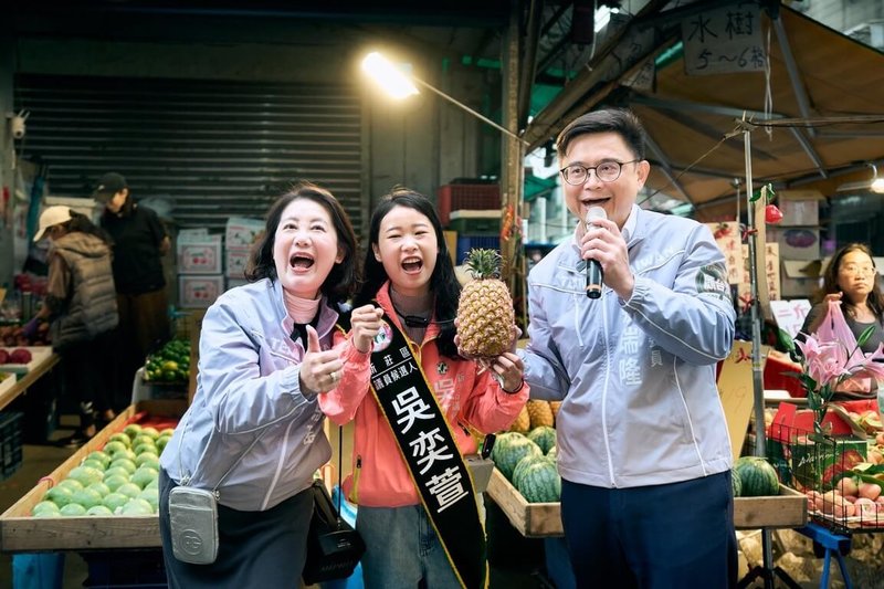 民進黨新北市議員初選新莊區競爭激烈，民進黨立委吳思瑤（左）、高雄市長參選人賴瑞隆（右）19日替議員參選人吳奕萱（中）站台，一同在新莊四維市場掃街拜票，全力衝刺初選。（吳奕萱提供）中央社記者曹亞沿傳真　115年3月19日