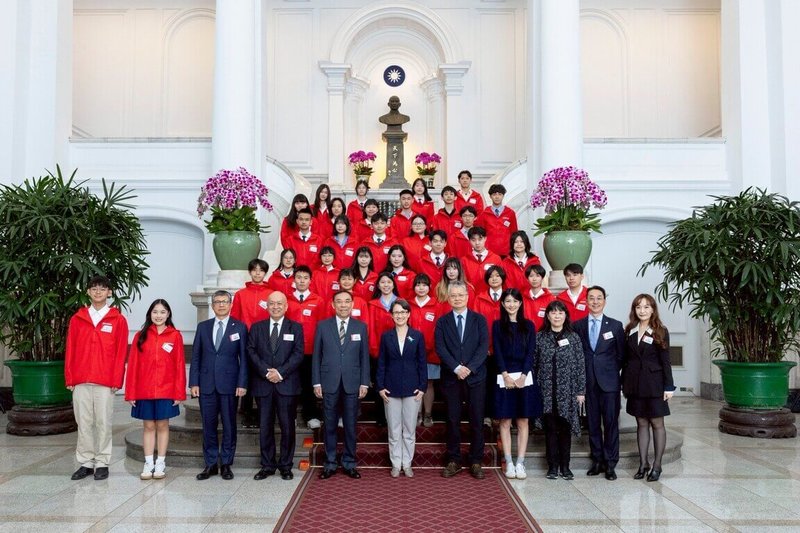 副總統蕭美琴（前排中）19日接見台新青少年志工菁英獎得主。（總統府提供）中央社記者葉素萍傳真　115年3月19日