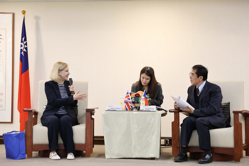 英國大林肯郡市長詹金斯（Andrea Jenkyns）（左）19日拜會台南市長黃偉哲（右），雙方交流農業等議題，期盼藉由此次交流深化雙方合作。（台南市政府提供）中央社記者張榮祥台南傳真 115年3月19日