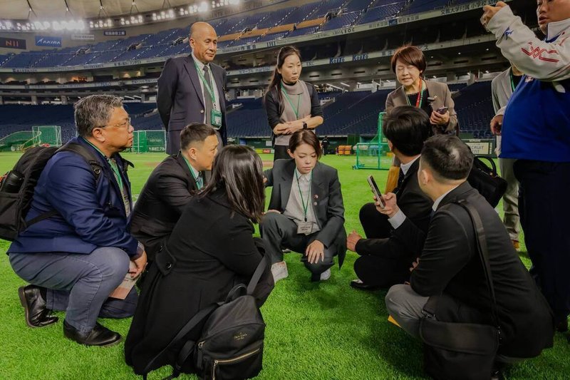 新竹市政府啟動「新竹小巨蛋」孵蛋計畫，期盼打造兼具運動賽事、藝文展演功能的多元場館，市長高虹安（2排左3）19日率團實地考察日本東京巨蛋場館維運機制。（新竹市政府提供）中央社記者魯鋼駿傳真　115年3月19日