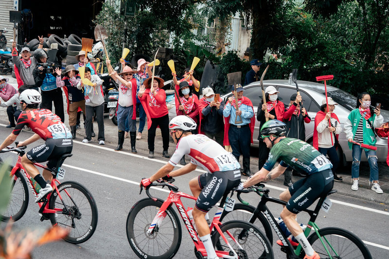 2026國際自由車環台公路大賽（Tour de Taiwan）19日進入最終站，從台東鹿野鄉至花蓮鯉魚潭，沿路農村田園美景相伴，還有民眾打扮成「鏟子超人」在光復鄉為選手加油。（國際自由車環台賽提供）中央社記者盧太城花蓮傳真 115年3月19日