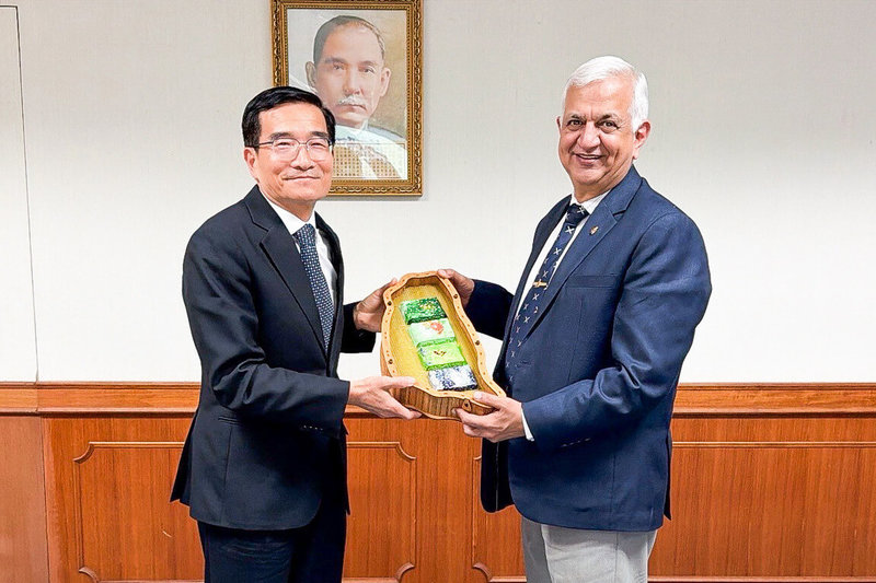 印度國家海事基金會執行長邱漢（Pradeep Chauhan）（右）18日拜會海巡署長張忠龍（左），期盼透過交流深化台印海事安全合作基礎。（海巡署提供）中央社記者黃麗芸傳真 115年3月19日