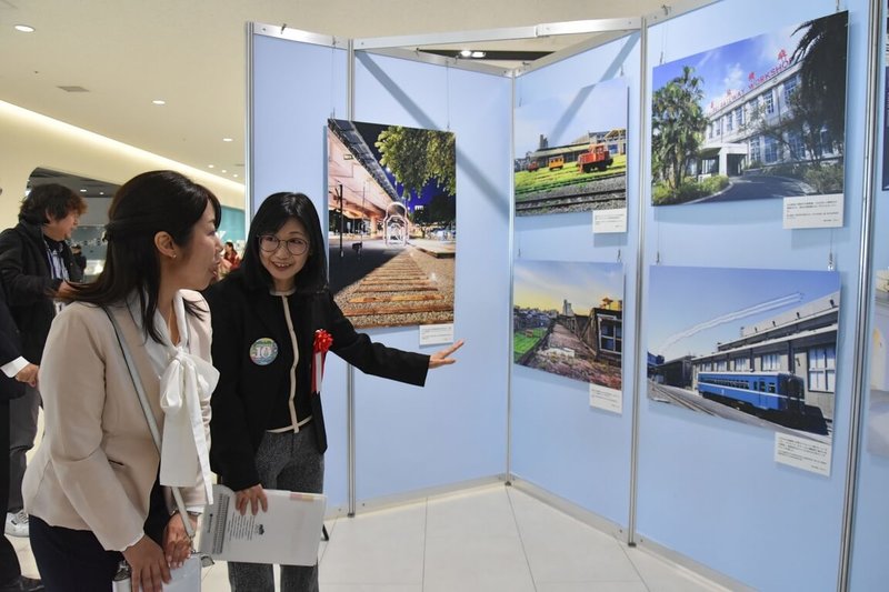 國家鐵道博物館籌備處19日與日本京都鐵道博物館正式簽署交流合作協定，並同步舉辦攝影展。國家鐵道博物館在京都鐵道博物館內展出「從照片看國家鐵道博物館的成長」攝影展，介紹自鐵道工業場域轉型為博物館的過程。（國家鐵道博物館籌備處提供）中央社記者戴雅真東京傳真  115年3月19日