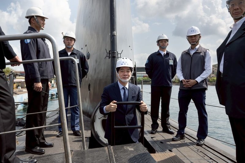 總統賴清德19日登艦視導海鯤軍艦，感謝台船團隊日夜無休。（總統府提供）中央社記者葉素萍傳真 115年3月19日