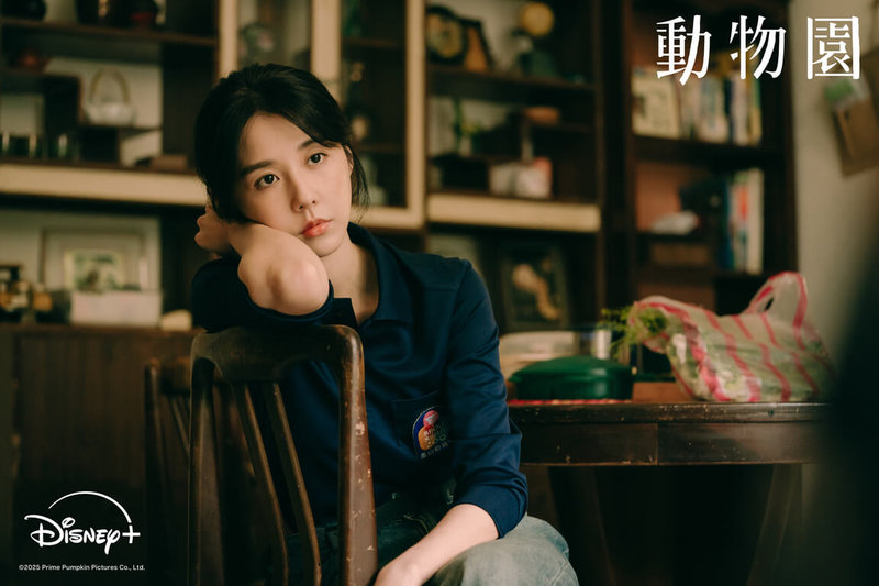演員邵雨薇（圖）在影集「動物園」飾演實習保育員，劇中個人疏忽，讓羊駝在高雄流行音樂中心等地狂奔，最終淚崩辭職負責。（Disney+提供）中央社記者洪素津傳真　115年3月19日