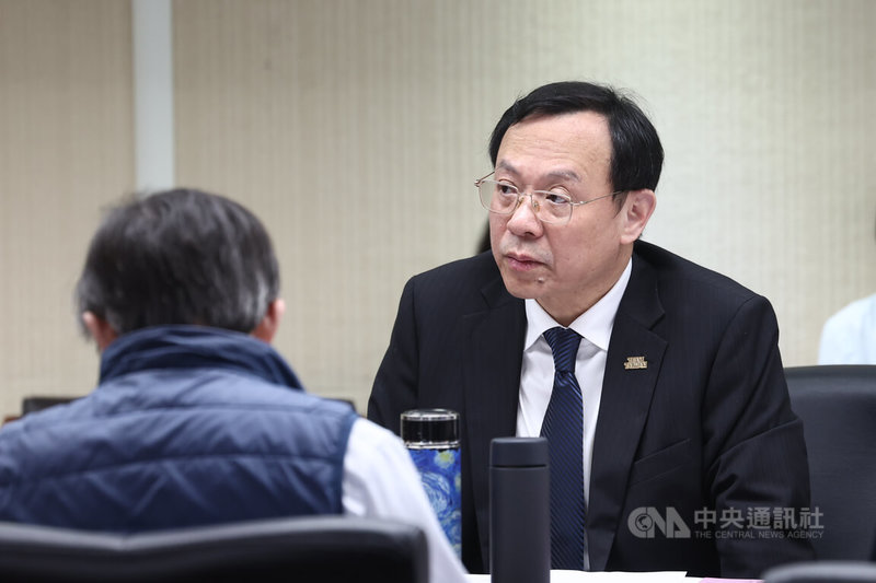 行政院宣布，為協助育兒家庭，4月13日起開放家有未滿12歲童即可申請外籍幫傭。立法院社福及衛環委員會19日邀請衛福部長石崇良（圖）列席，他會前受訪表示，女性常因育兒而犧牲職涯發展，對於兼顧職場與家庭有難度時，多一項選擇、讓育兒能無後顧之憂，能提升生育率，是樂觀其成的。中央社記者王騰毅攝　115年3月19日