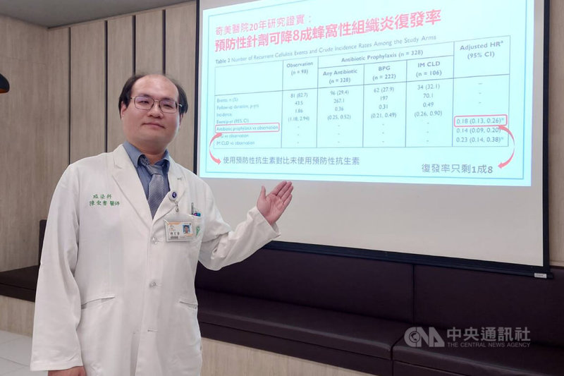 奇美醫院感染科醫師陳宏睿（圖）19日在院內衛教宣導會表示，院方臨床研究發現透過每月定期施打預防性抗生素，可降低蜂窩性組織炎復發風險。中央社記者楊思瑞攝　115年3月19日