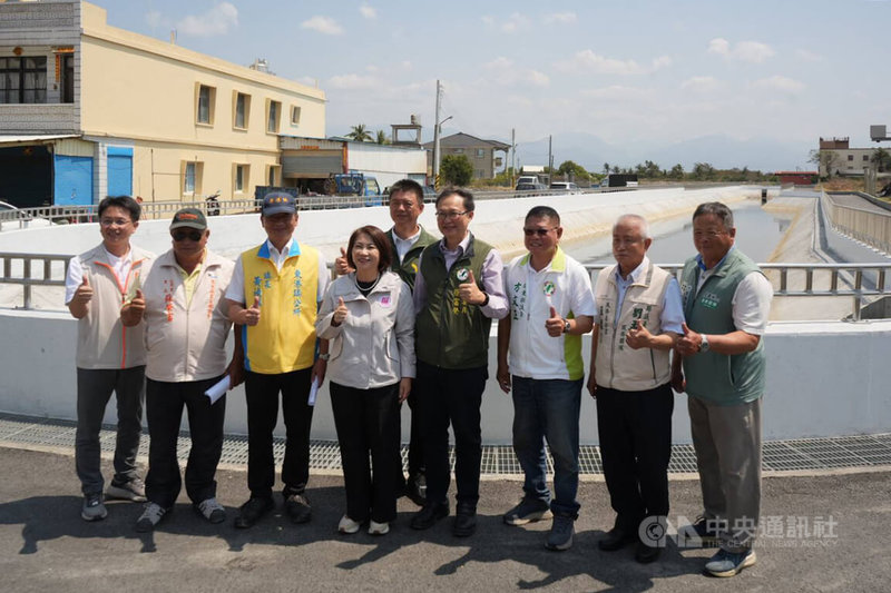 屏東縣政府推動排水改善工程，東港鎮大潭社區排水改善工程（一工區）經2年多施作完工，19日正式啟用，縣長周春米（前左4）、立委徐富癸（前右4）及地方民代出席啟用典禮。中央社記者黃郁菁攝　115年3月19日