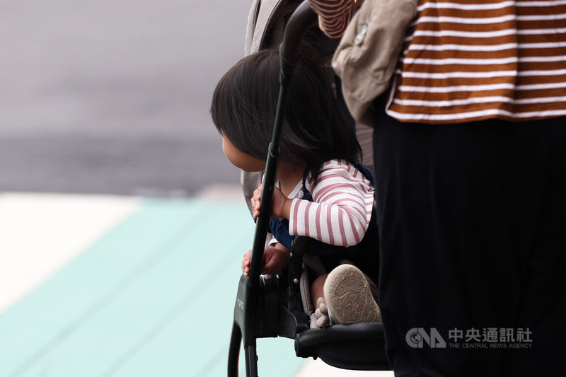 外籍幫傭申請條件放寬，未來只要家中有1名未滿12歲兒童就能申請外籍幫傭，但每月須繳納就業安定費新台幣5000元，政策將於4月13日起開始受理申請。圖為新北市蘆洲區街頭一名乘坐推車外出的幼童。中央社記者吳家昇攝　115年3月19日