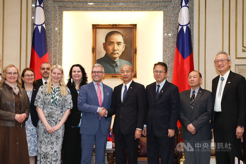 立法院長韓國瑜（右4）19日在立法院接見芬蘭國會友台小組跨黨派議員訪問團，與芬蘭國會友台小組暨情報監督委員會主席勒馬茨（Mats Löfström）（右5）握手致意。中央社記者王騰毅攝  115年3月19日