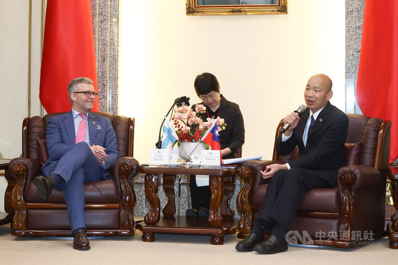立法院長韓國瑜（右）19日在立法院接見芬蘭國會友台小組跨黨派議員訪問團，向芬蘭國會友台小組暨情報監督委員會主席勒馬茨（Mats Löfström）（左）表達歡迎之意，並介紹台灣國會現況。中央社記者王騰毅攝  115年3月19日