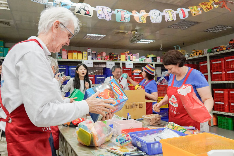 澳洲玩具圖書館總會18日訪問新北市玩具銀行，交流玩具材質與回收再利用。澳洲參訪團穿起玩具銀行紅色的志工服，一起體驗回收、分類和整理。（新北市府社會局提供）中央社記者黃旭昇傳真　115年3月19日