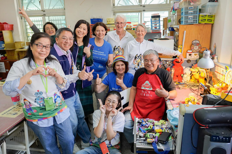 澳洲玩具圖書館總會18日參訪新北玩具銀行，雙方交流玩具的材質和回收再利用等議題。台灣玩具圖書館協會理事長余良玲（前左1）與訪團成員、玩具醫師等合影。（新北市府社會局提供）中央社記者黃旭昇傳真　115年3月19日