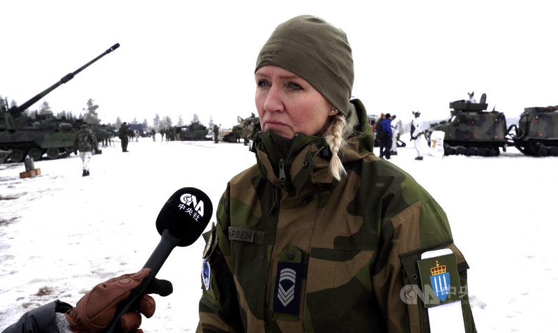挪威武裝部隊發言人奧拉夫森接受中央社採訪，強調北約成員國共同防衛的決心，並指出極地後勤與裝備互通性是演習中最重要的實地驗證。中央社記者巫祈麟羅瓦耶爾維攝　115年3月19日