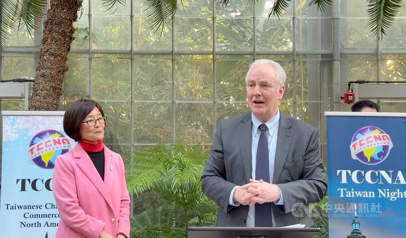 美國聯邦參議員范霍倫（右）18日出席北美洲台灣商會聯合總會舉辦的酒會，力挺台美避免雙重課稅法案。北美洲台灣商會聯合總會會長白越珠（左）也一同在場。中央社記者侯姿瑩華盛頓攝 115年3月19日