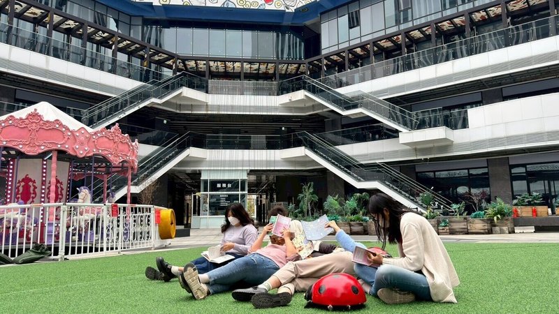 台中大里藝術廣場與出版社合作，23日起將有行動圖書車快閃進駐廣場，設置書櫃與草地閱讀區，假日還推出閱讀市集，並與鄰近圖書館舉辦借閱集點活動，盼推廣全民閱讀風氣。（大里藝術廣場提供）中央社記者蘇木春傳真　115年3月19日