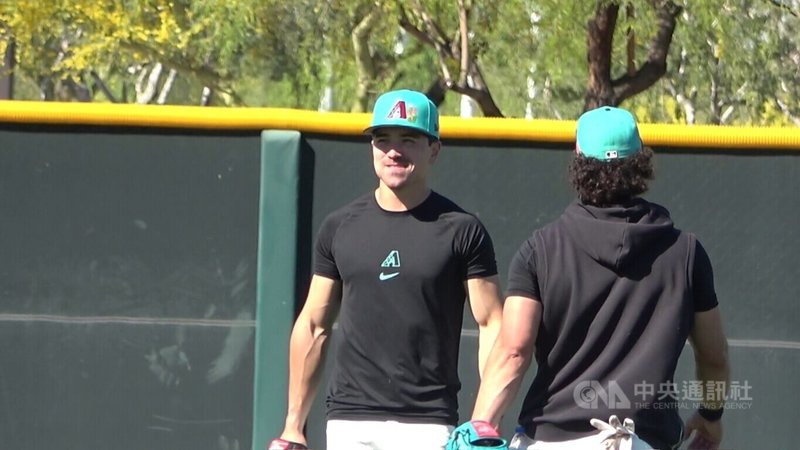 美國職棒亞利桑那響尾蛇明星外野手卡洛爾（Corbin Carroll）母親來自台灣，他表示自己在美國出生長大，美國的文化和棒球塑造出現在的自己，他18歲就曾代表美國比賽，經典賽選擇效力美國隊是很自然的事。中央社記者林宏翰亞利桑那鳳凰城攝　115年3月19日