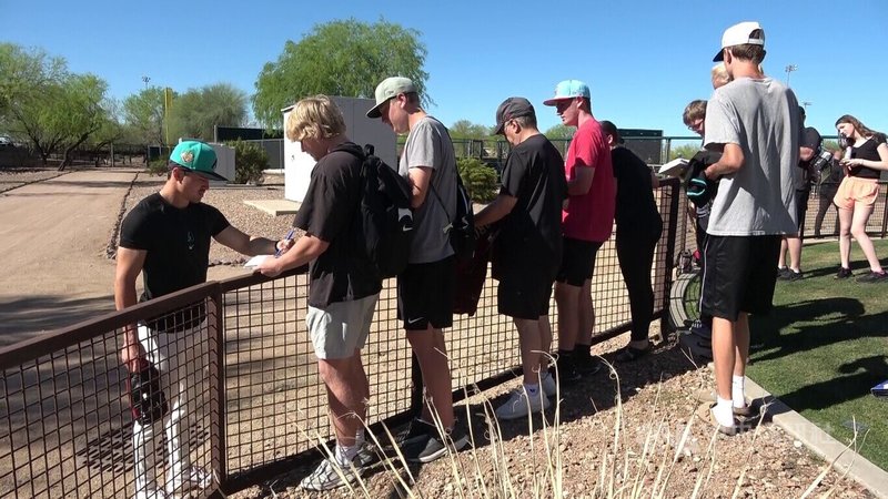 美國職棒亞利桑那響尾蛇明星外野手卡洛爾（Corbin Carroll）在春訓基地為球迷簽名。中央社記者林宏翰亞利桑那鳳凰城攝　115年3月19日