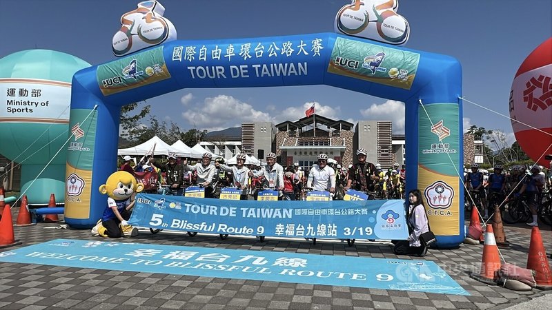 2026國際自由車環台公路大賽19日進入最終站，由客委會主委古秀妃（前左3）、中華民國自由車協會秘書長李開志（前右3）、行政院東部聯合服務中心執行長洪宗楷（前左2）、鹿野鄉長李維順（前右2）擔任領騎。中央社記者盧太城台東攝　115年3月19日
