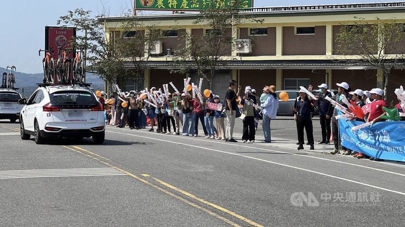 2026國際自由車環台公路大賽19日進入最終站，從台東鹿野鄉至花蓮鯉魚潭，熱情民眾沿路為選手加油打氣。中央社記者盧太城台東攝　115年3月19日