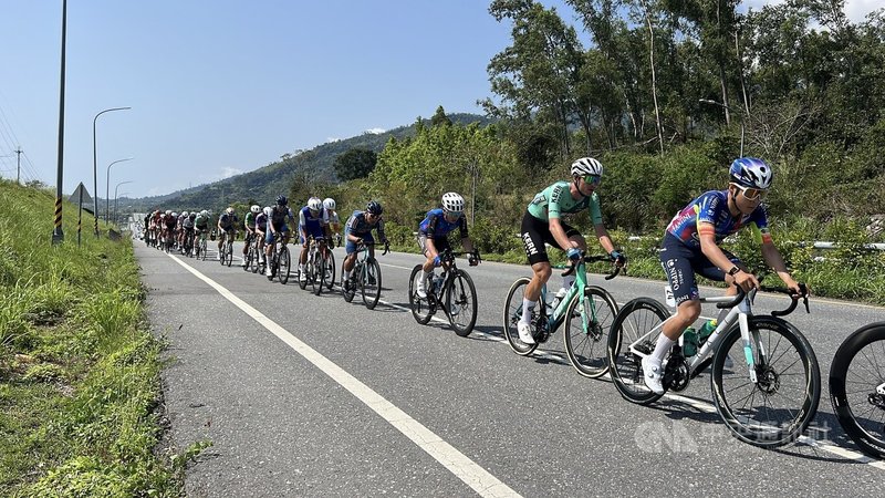 2026國際自由車環台公路大賽19日進入最終站，從台東鹿野鄉至花蓮鯉魚潭，沿路農村田園美景相伴。中央社記者盧太城台東攝　115年3月19日