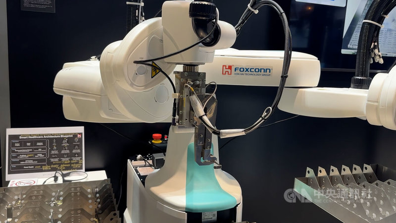 鴻海在輝達GTC大會展示全球第一台「刷手機器人」，未來將協助外科醫生手術任務。中央社記者張欣瑜聖荷西攝　115年3月19日