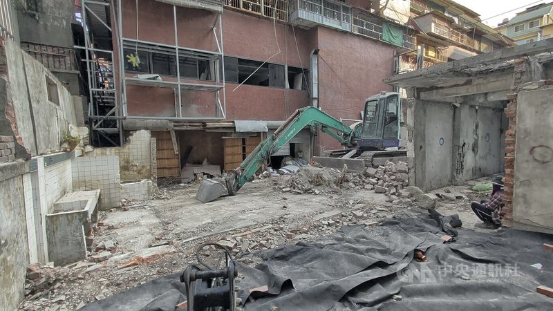 台中市2025年間意外發現日治時期「護國山台中寺」遺構，中市府經文資審議後不指定為古蹟，19日突有怪手進場拆除。中央社記者蘇木春攝　115年3月19日