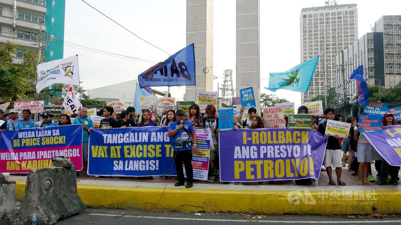 菲律賓「全國吉普尼司機及業者聯合會」（PISTON）19日發動全國罷駛示威，要求政府取消燃料加值稅與消費稅，並批准調漲基本車資。圖為在馬尼拉市的示威情況。中央社記者林行健馬尼拉攝　115年3月19日