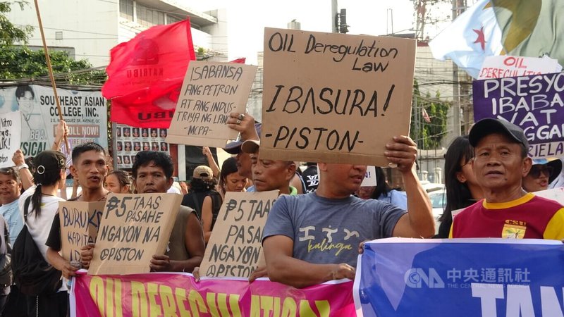 菲律賓「全國吉普尼司機及業者聯合會」（PISTON）19日發動全國罷駛示威，圖為示威者在馬尼拉市高舉寫有訴求的紙牌，包括要求政府廢除石油產業自由化法。中央社記者林行健馬尼拉攝　115年3月19日