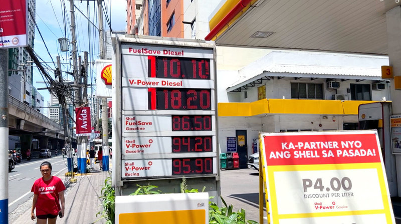 中東局勢升溫推升國際油價，導致菲律賓油價不斷飆新高。圖為馬尼拉市一座加油站的電子價格看板「爆表」，原先只設計到十位數，但因價格已破百，只好加貼寫有「1」字的紅色紙條。中央社記者林行健馬尼拉攝　115年3月19日