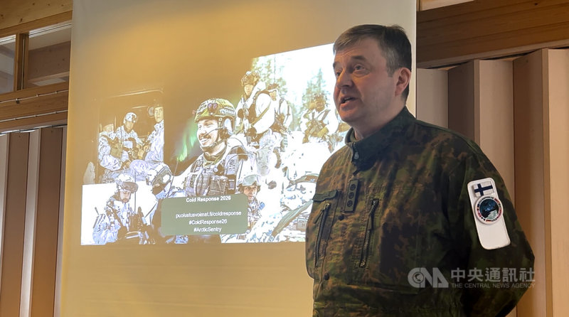 芬蘭獵兵旅上校指揮官基維拉於北約「極寒回應26」演習記者會答覆記者提問。中央社記者巫祈麟羅瓦耶爾維攝 115年3月19日