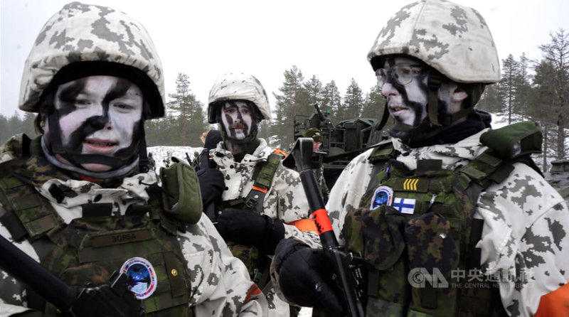 芬蘭軍方表示，此次演習有高達95%兵力來自預備役，展現全民國防的動員成效。圖為參與北約「極寒回應 26」演習的芬蘭士兵。中央社記者巫祈麟羅瓦耶爾維攝　115年3月19日