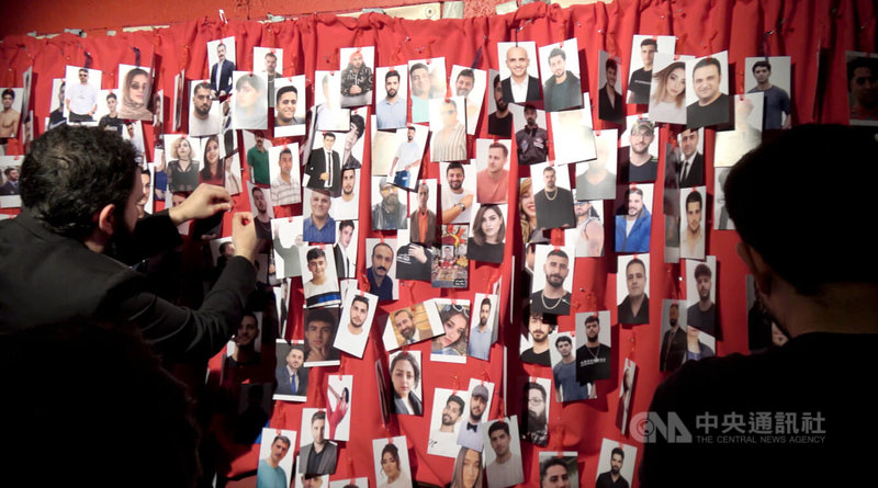 由國際特赦組織支持，日前在巴黎舉行「為了伊朗」籌款音樂會，向戰爭受難者致意，並援助流亡的人民。圖為會場一牆陳列上百位因戰爭喪命的平民照片。中央社記者李若韻巴黎攝  115年3月19日