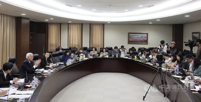 中央銀行19日舉行2026第1季理監事會，總裁楊金龍（左2）在會後記者會上宣布利率政策維持不變並說明相關考量，也針對放寬房市管制議題回應媒體提問。中央社記者趙世勳攝　115年3月19日