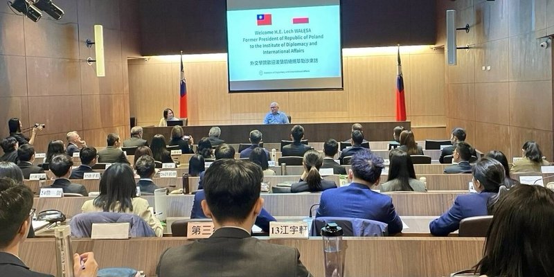 外交及國際事務學院18日邀請波蘭前總統華勒沙（Lech Wałęsa）（前中）與第59期新進外交領事學員座談。（外交部提供）中央社記者楊堯茹傳真　115年3月19日