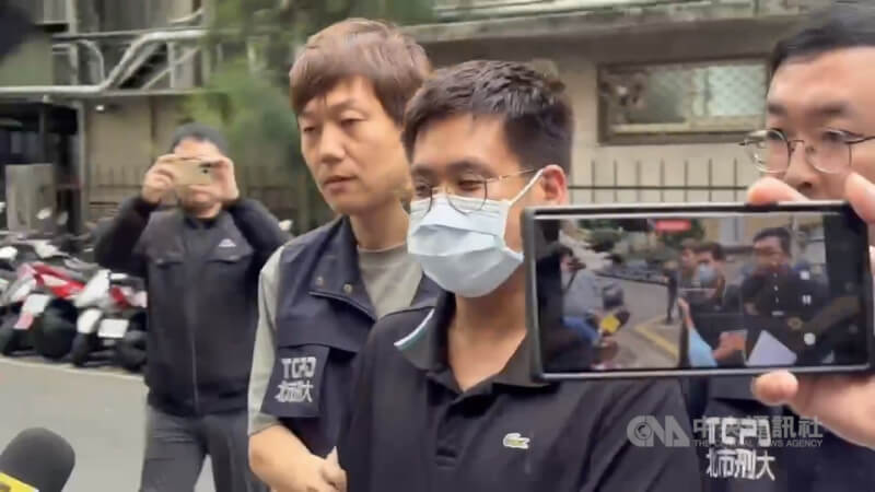 「拖吊流氓集團」案引發社會關注，崔姓主嫌（戴口罩者）19日凌晨自泰國返台，警方獲報派員到桃園機場將人拘捕到案，下午移送台北地檢署複訊。中央社記者謝君臨攝　115年3月19日
