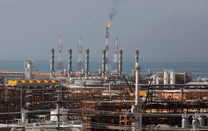 圖為位於波斯灣離岸的伊朗南帕爾斯氣田中，部分尚未完工的天然氣精煉廠建築。圖攝於2014年。（美聯社）