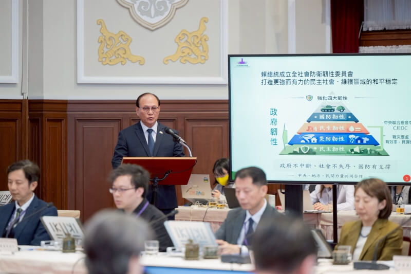 總統府19日舉行全社會防衛韌性委員會第7次委員會議，圖為行政院政務委員季連成（中）報告「2026城鎮韌性中央聯合應變中心演習規劃」。（總統府提供）