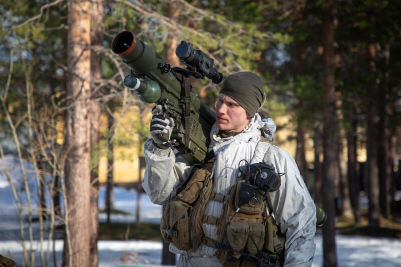 一名參與北約「極寒回應26」演習的武裝部隊成員身著冬季迷彩裝備,於雪地環境中操作攜帶型防空系統(MANPADS)。(挪威武裝部隊提供)中央社記者巫祈麟羅瓦耶爾維傳真 115年3月19日