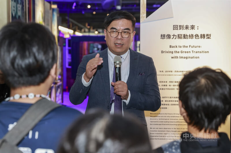 環境部與國立台灣科學教育館合作推出「回到未來－想像力驅動綠色轉型」特展，環境部長彭啓明（中）19日帶領新北市龜山國小學童參觀，引導學童認識永續與淨零轉型概念。中央社記者鄭清元攝　115年3月19日