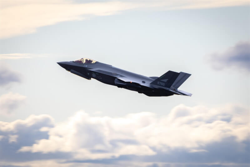 挪威空軍F-35閃電II戰鬥機從奧蘭空軍基地起飛,參與北約「極寒回應 26」演習。(挪威武裝部隊提供)中央社記者巫祈麟羅瓦耶爾維傳真 115年3月19日