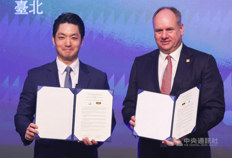 2026台北國際城市論壇19日上午在遠東香格里拉大飯店登場，論壇開始前，台北市與德國德勒斯登市簽署交流合作備忘錄（MOU），由台北市長蔣萬安（左）與德國德勒斯登市長希柏特（Dirk Hilbert）（右）代表簽署。中央社記者張新偉攝　115年3月19日