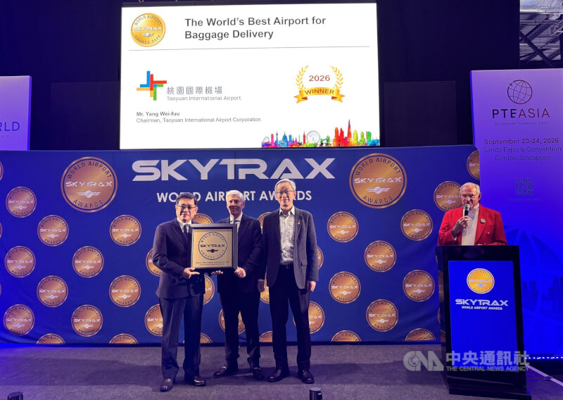 有「國際航空界奧斯卡」之稱的「全球機場獎」18日在倫敦頒獎，桃園國際機場蟬聯「全球最佳行李運送」首獎，桃機董事長楊偉甫（左）和副總經理孫宏彬（右）上台接受主辦單位Skytrax執行長普雷斯德（中）的頒獎。中央社記者陳韻聿倫敦攝　115年3月19日