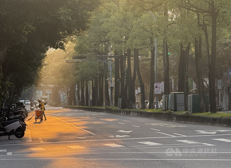 圖為台北市信義區清潔人員在打掃街頭。（中央社檔案照片）
