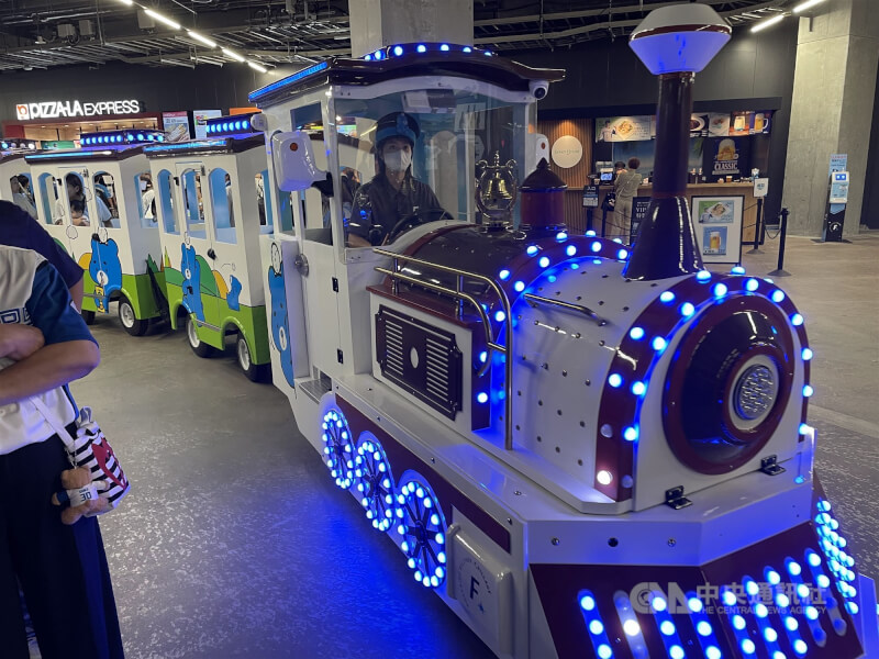 適合親子搭乘的遊園小火車在ES CON FIELD HOKKAIDO球場走道穿梭。（中央社）
